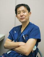 　取材に応じる山梨県立中央病院の岩瀬史明高度救命救急センター統括部長