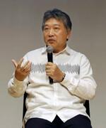 　ふくおか国際映画祭のトークショーで話す是枝裕和監督＝２０２４年１２月、福岡市