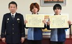 岸本署長（左）から感謝状を受けとった松林さん（右）と村中さん＝６日、鳥取市気高町北浜２丁目の浜村署