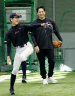 　東京都内で開かれた野球教室で中学生に指導する田中将大投手＝８日