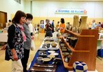 お気に入りの品を探す来場者ら＝１４日、倉吉市上井町１丁目の日本海新聞中部本社ホール