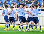 １回戦で先制点を挙げて喜ぶ米子北イレブン＝２９日、さいたま市の埼玉スタジアム