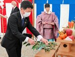安全な工事を祈り、玉串を奉納する参加者＝１日、鳥取市布勢の旧松保保育園跡地