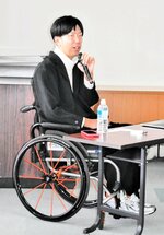 車椅子生活の人が気軽に旅行するために必要なポイントを紹介する三代氏＝１２日、新温泉町湯の町民センター
