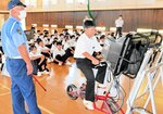 自転車シミュレーターで安全運転について学ぶ生徒＝香美町香住区の香住一中