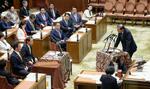 　衆院予算委の集中審議で、立憲民主党の長妻昭氏（左手前から３人目）の質問に答弁する石破首相＝１２日午前