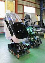 　アクセスエンジニアリングの団地の階段専用車いすロボット「ムーボット　エース　ステア」＝４月、群馬県館林市