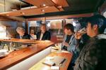 　青森県八戸市の屋台村「みろく横丁」で肩を並べる客