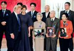 　２０１７年、トランプ大統領（左端）と面会した横田早紀江さん（前列右から３人目）ら北朝鮮による拉致被害者の家族＝東京（ロイター＝共同）
