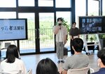 発足式でメンバーを代表して決意を述べる（左から）川村さんと本城さん