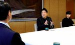 事業内容やスタートアップ育成への期待を語る若本社長（中央）と西岡社長（右）＝３０日、県庁