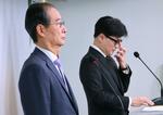 　談話を発表する与党「国民の力」の韓東勲代表（右）と韓悳洙首相＝８日、ソウルの党本部（聯合＝共同）