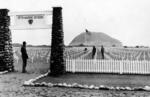 　小笠原諸島・硫黄島に造成された米海兵隊の墓地。後方は摺鉢山＝１９４５年４月（ＡＣＭＥ）