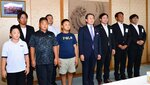 ３人が平井知事（中央）に出場報告