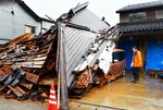 大谷さんの自宅前に止まっていた軽乗用車は隣の木造住宅の倒壊に巻き込まれた＝１８日、石川県志賀町富来領家町