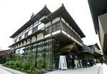 　建て替え工事が完了した京都市東山区の宮川町歌舞練場＝２３日午後
