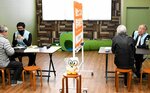来場者の相談に応じる税理士（奥）