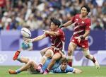 　ウルグアイ戦でタックルされる野口（手前）＝パリ郊外（ゲッティ＝共同）
