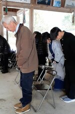 平穏に感謝して礼拝する参列者（賀茂神社提供）