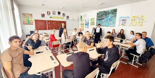 クロピヴニツキーの学校を訪問した際、生徒たちと撮った写真。前線の学校では地雷の見分け方や応急処置の仕方を学ぶ特別授業が行われている（ＥＲＩＫＯさん提供）