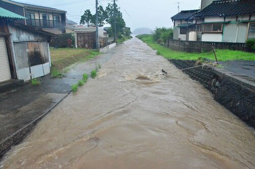鳥取市松原の枝川冠水状況（午前9時30分頃撮影）