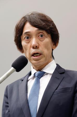 　関西テレビの社長を辞任し、報道陣の取材に応じる大多亮氏＝４日午後、大阪市北区