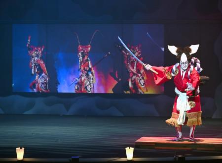 　ＮＴＴが報道公開した「超歌舞伎」。中村獅童さんが高速通信規格アイオンで結んだ台湾の演者（後方の画面）と共演し、音楽がずれることなく動きを合わせた舞踊を披露した＝２４日午後、大阪市此花区の夢洲