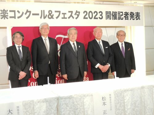 堤剛コンクール審査委員長（右から２人目）、呉信一フェスタ審査員長（右端）ら