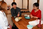 参加者に食器選びのこつを教える師岡さん（中央）