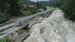 【県道崩落】河内浄水場近くの県道２８１号が一部崩落＝１６日午後３時ごろ、鳥取市河内の野坂川