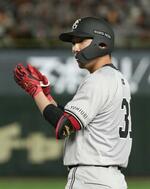 　４回、２点打を放ち、手をたたく巨人・赤星＝東京ドーム