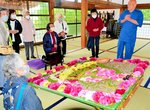 境港市から訪れた一行に花の仏画について話す福田住職（右）