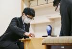 　竜王戦ランキング戦５組決勝で、高田明浩五段（右）と対局する山下数毅三段＝１２日午前、大阪府高槻市の関西将棋会館