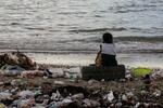 　カリブ海の島国ハイチの砂浜にたまったごみ＝１０月（ＡＰ＝共同）