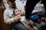　米テキサス州で子どもにワクチンを接種させる人＝４月（ＡＰ＝共同）
