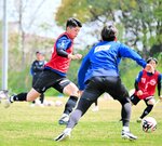 貪欲にゴールを狙う姿勢で存在感を示す田中翔（左）＝オールガイナーレＹＡＪＩＮフィールド