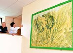 浜坂南小に現存していた不戦を願う鳥瞰図。同校は授業での活用を検討している＝８月３１日、新温泉町栃谷