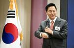 　３月、ソウルの国会議員会館で講演する呉世勲ソウル市長（共同）