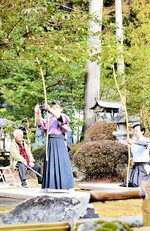 弓始め式に臨む射手