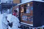 　「ニセコひらふ」地区で営業するキッチンカー＝１月