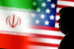 　イラン、米国の国旗とトランプ大統領のシルエット（ロイター＝共同）