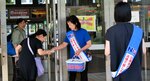 通行人に啓発グッズを手渡す参加者