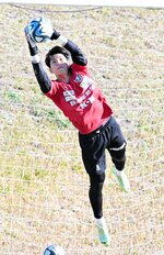 ダイナミックなセービングが持ち味のＧＫ糸原＝オールガイナーレＹＡＪＩＮフィールド