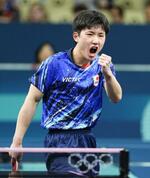 　男子シングルス１回戦　ポイントを奪いガッツポーズする張本智和＝パリ（共同）