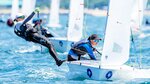 セーリング女子４２０級で優勝した境の（右から）森山伊織と林深姫のペア＝和歌山セーリングセンター沖（和歌山県セーリング連盟提供）