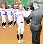 ２１世紀枠県推薦の表彰状を受け取る鳥取東の浜本直人主将（中央）＝同校野球場