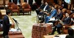 　衆院政治改革特別委で、日本維新の会の青柳仁士氏（左）の質問を聞く自民党の鈴木馨祐氏（右手前）＝３日午後