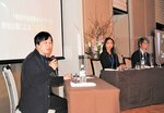 意見交換する（左から）田中、多田、井田の各氏＝２６日午後、大阪市此花区