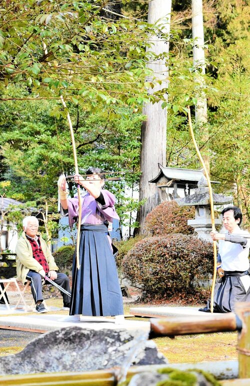 弓始め式に臨む射手