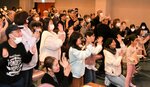 ＨＡＮＤＳＩＧＮと一緒に手話と歌を楽しむ来場者＝２６日、八頭町宮谷の町中央公民館